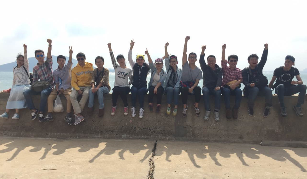 圖2 考察過(guò)程中處處洋溢著(zhù)歡聲笑語(yǔ) 圖2 考察過(guò)程中處處洋溢著(zhù)歡聲笑語(yǔ)